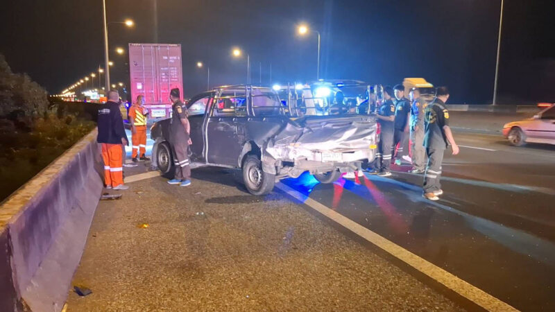 กระบะพุ่งเบียดเข้าหน้ารถพ่วง หมุนฟาดเกาะกลางทางด่าวน คนขับเจ็บเล็กน้อย