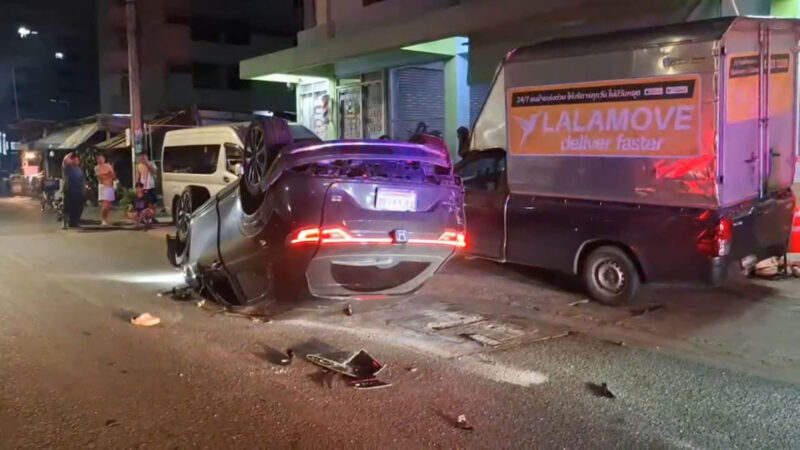 อุทาหรณ์! ก้มเก็บโทรศัพท์ขณะขับรถ พุ่งชนท้ายกระบะจอดข้างทางจนรถพลิกคว่ำ