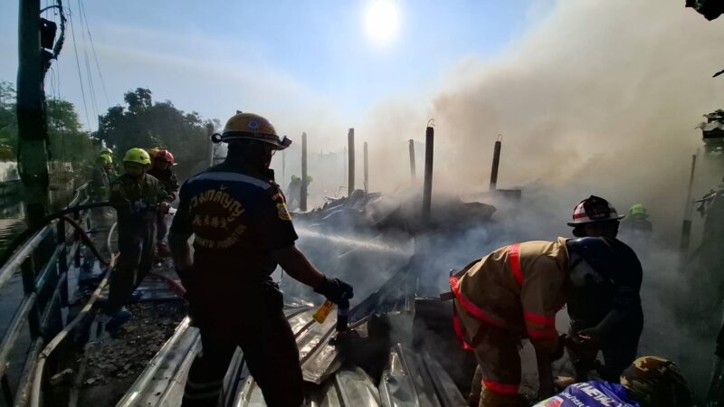 ไฟไหม้ชุมชนหลังวัดทุ่งครุ เผาบ้านวอด 3 หลัง คาดชายหูตึงก่อเตาถ่านหุงข้าวเป็นชนวน