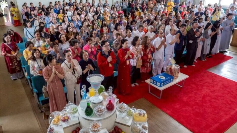 ปทุมธานี – วัดพระธรรมกายเมลเบิร์นจัดพิธีบูชาข้าวพระ ชาวพุทธนานาชาติร่วมปฏิบัติธรรม