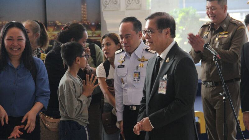 ต้อนรับ คนไทยชุดแรก 29 คน อพยพ จากอิหร่าน ถึงสุวรรณภูมิ ปลอดภัยดี เผยความรู้สึก หลังได้กลับบ้าน