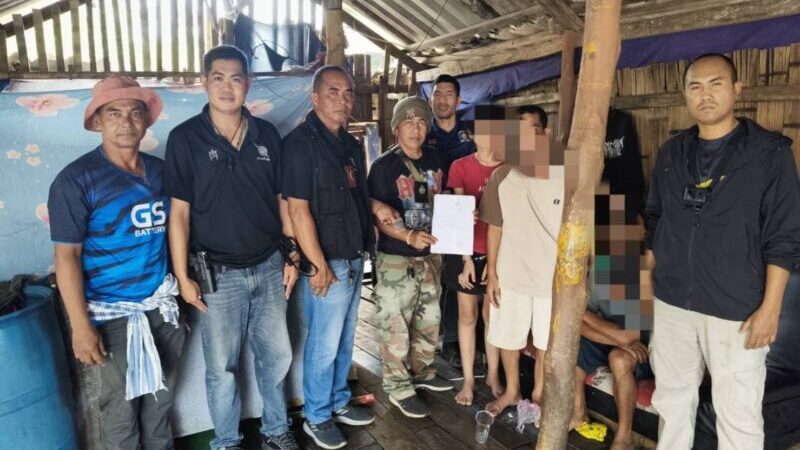 พังงา-ชุดสืบสวนสภ.ตะกั่วทุ่งร่วมกับผู้ใหญ่บ้าน บุกจับผู้ต้องหาตามหมายจับคดียาเสพติด พร้อมรวบหญิงสาวในบ้านเดียวกัน พบยาบ้าและเล่นพนันออนไลน์