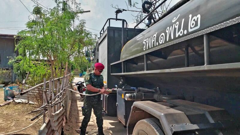 ลพบุรี – ภัยแล้งลุกคืบ ทหารรบพิเศษ เร่งช่วยเหลือแจกจ่ายน้ำ อุปโภคบริโภคประชาชน 500 ครัวเรือน