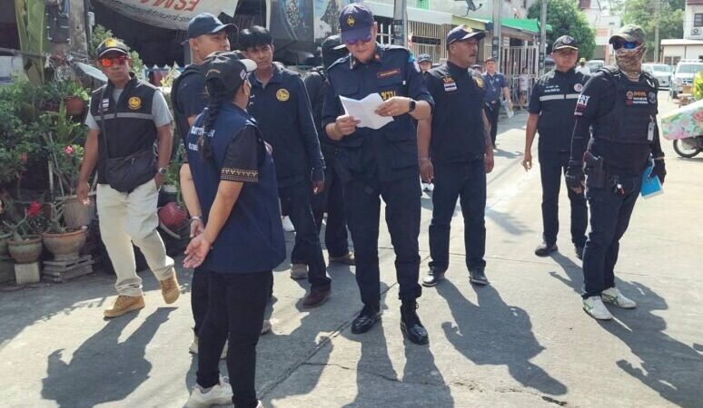 ปทุมธานี – นายอำเภอนำทีมสนธิกำลัง 6 หน่วยงานเปิดโมเดลสงเคราะห์นำปราบปรามติดตามผู้บำบัดถึงหน้าบ้าน