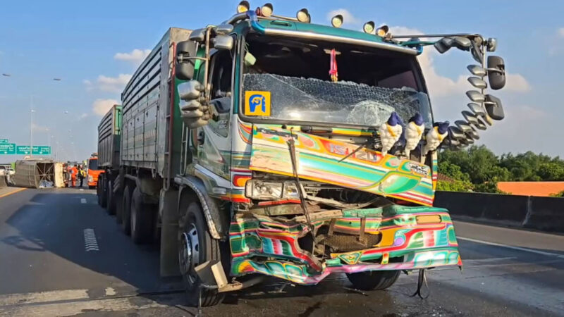 ระทึกทางด่วน! 4 ล้อจัมโบ้พุ่งชนกระบะ ก่อนสะบัดข้ามเลนถูกรถพ่วงชนซ้ำ พลิกคว่ำ เจ็บ 5 ราย