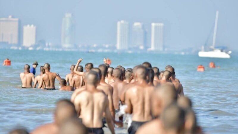 น้องใหม่ทหารเรือ ผลัด 4/68 ฝึกว่ายน้ำในทะเล เพื่อสร้างความคุ้นเคย