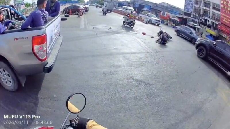 ปทุมธานี – เปิดคลิปจยย.เฉี่ยวกันล้มคว่ำกลางแยกเก๋งตามหลังเบรกตัวโก่งหวิดทับซ้ำ