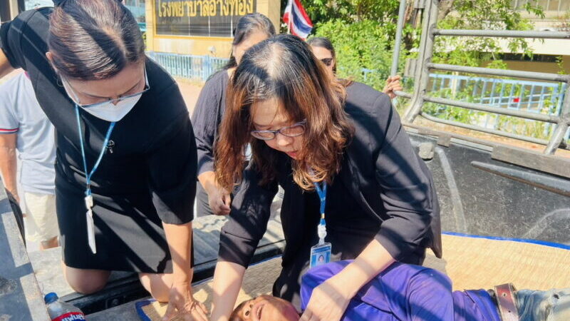 อ่างทอง – คนดีที่น่าชื่นชมผู้อำนวยการโรงพยาบาลอ่างทองพร้อมทีมผู้บริหารช่วยผู้ป่วยชักเกร็งกลางถนนหน้าโรงพยาบาลรีบเข้าปฐมพยาบาลเบื้องต้น พร้อมประสาน 1669 นำส่งรักษา