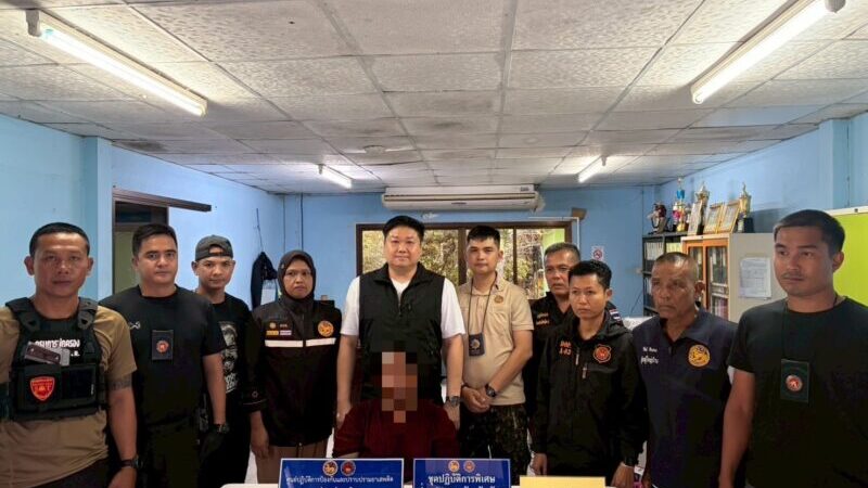 พังงา-ฝ่ายปกครองพังงาออกกวาดล้างยาเสพติด รวบหญิงวัย 46 พร้อมยาบ้า 405 เม็ด ขยายผลพบเครือข่ายเดียวกัน 4 ราย เชื่อมโยงเอเย่นต์ชายแดน