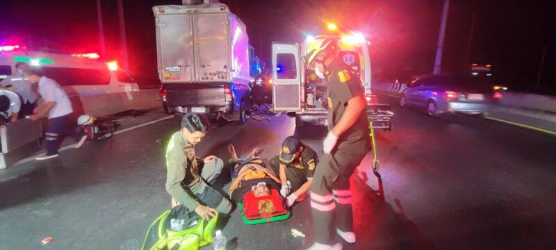 ปทุมธานี – กระบะตู้ทึบพุ่งชนอัดท้ายสิบล้อบรรทุกแผ่นปูนบาดเจ็บติดภายใน 2 ราย