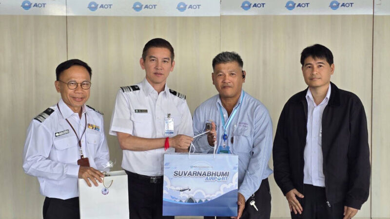 ท่าอากาศยานสุวรรณภูมิชื่นชมผู้ขับขี่รถยนต์รับจ้างสาธารณะ แสดงความซื่อสัตย์ส่งคืนโทรศัพท์มือถือผู้โดยสาร