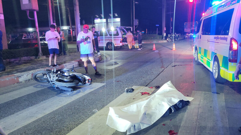 สาวขี่มอไซค์แทรกกลางระหว่างรถสองแถวกับรถบรรทุก ก่อนเสียหลักล้มถูกล้อรถ 6 ล้อทับดับคาที่