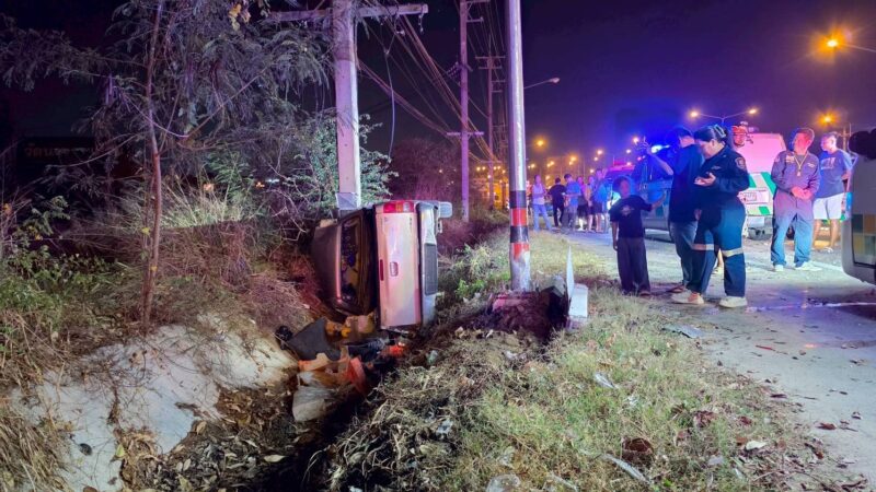 กระบะหักหลบ กรวย เสียหลักพลิกคว่ำชนเสาไฟ ดับคาที่ 1 ราย บนถนนสุขุมวิทสัตหีบ