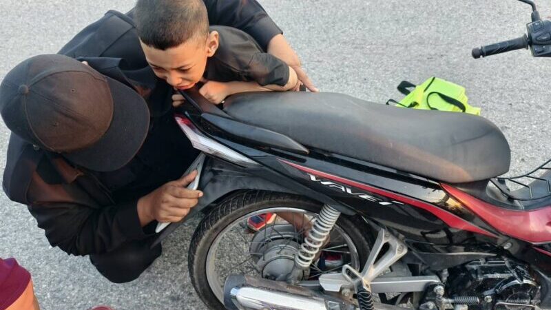 เสียว เตือนภัยผู้ปกครอง เด็ก 5 ขวบ ข้อเท้าติดล้อรถ จยย. กู้ภัยฯเร่งช่วยเหลือ