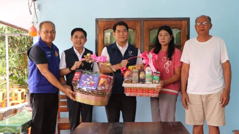 นครนายก – ผู้ว่าฯ นครนายก ลงพื้นที่ให้กำลังใจครอบครัวลูกเรือ “มยุรี นารี” หลังถูกโจมตีขณะแล่นผ่านช่องแคบฮอร์มุซ เมื่อวันที่ 11 มี.ค. ที่ผ่านมา