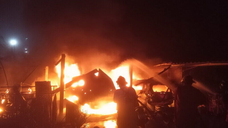 อ่างทอง – ไฟไหม้วอดห้องพักคนงาน1หลังโรงจอดรถ1หลังรถยนต์2คันรถจักรยานยนต์3คันโชคดีไม่มีผู้บาดเจ็บและเสียชีวิต