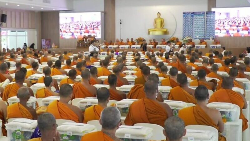 ปทุมธานี – รวมพลังศรัทธาต่อเนื่องปีที่ 22 ชาวพุทธถวายสังฆทาน 323 วัด ชายแดนใต้ และมอบทุนครูใต้