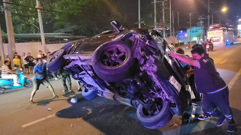 กระบะชนท้ายสนั่นกลางแพรกษา! รถหมุนตีลังกาพลิกคว่ำกลางถนน เจ็บ 3 ราย