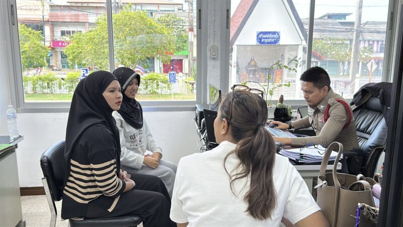 ชายวิกลจริตขับขี่จักรยานยนต์สไลด์หนอนโชว์หญิงสาวที่ขับรถผ่านมาไปมา