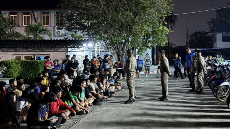 อ่างทอง – รวบเด็กแว๊นขี่รถจักรยานยนต์ในลักษณะประมาทน่าหวาดเสียว โดยมีการขับยกล้อ บนถนนทางหลวงหมายเลข 3454 และยังกวดขันจับกุมรถจักรยานยนต์ผิดกฎหมายอีก จำนวน 36 คัน