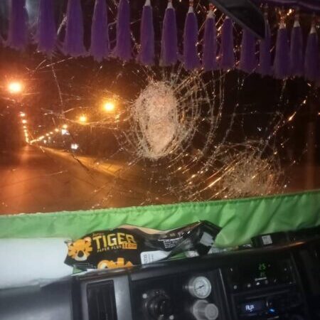 ปทุมธานี – แก๊งกระบะรุมปาหินใส่รถสิบล้อกระจกแตกยับแค่แค้นถูกบีบแตรเตือนขับตัดหน้า