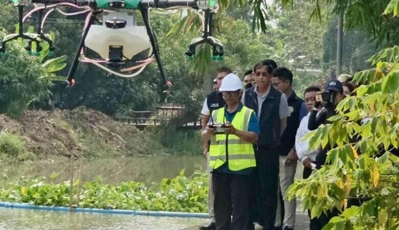 ปทุมธานี – นายกแจ๊ส ลุยเองบินโดรนลุยพ่นสารชีวภาพเตรียมรุกฆาตผักตบชวาทั่วจังหวัด