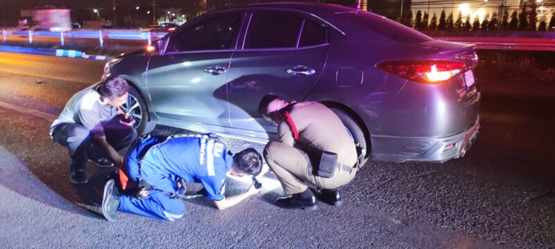 ปทุมธานี – ถนนมืดหนุ่มโรงงานขับเก๋งชนคนนอนกลางถนนเสียชีวิตติดคาใต้ท้องรถ