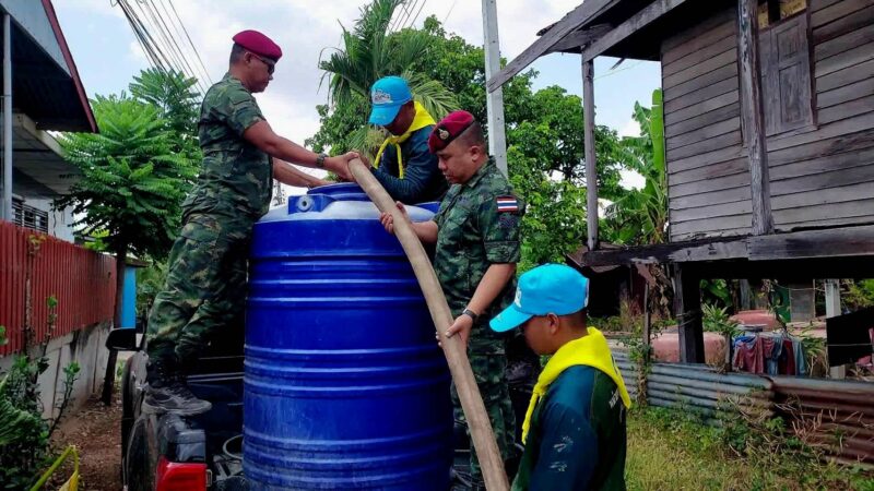 ลพบุรี – ทหารรบพิเศษค่ายวชิราลงกรณ์ออกแจกจ่ายน้ำสะอาดให้ประชาชนประสบภัยแล้ง