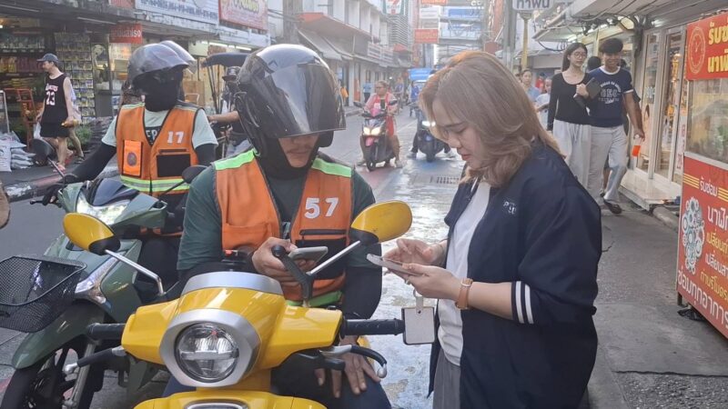 ขี่มอไซค์ตัดหน้ากันเป็นเหตุ สองหนุ่มรุมทำร้ายคู่กรณีเจ็บ