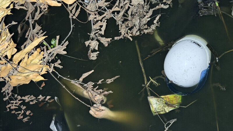 ช็อกกลางคลอง! วัยรุ่นตกปลาเจอศพหนุ่มจมน้ำ ใต้สะพานทางเท้า คาดขี่จยย.พุ่งชนเสาไฟ