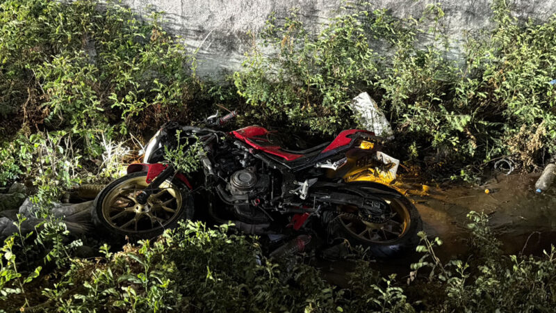 วงจรปิดนาทีสลด! หนุ่มอยุธยาขี่บิ๊กไบค์มุดเลน แฉลบล้มมุดใต้พ่วง 22 ล้อ โดนทับดับคาที่