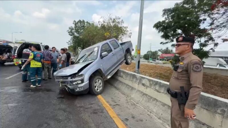 สลด ! กระบะพาครอบครัวกลับจากเยี่ยมญาติ แซงไม่พ้น ชนรถหัวลากเสยแบริเออร์เกาะกลาง แม่ยายกระเด็น ดับ 1 เจ็บ 7บนถนนสายเอเชีย