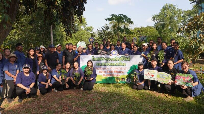 จ.จันทบุรี – เอามื้อสามัคคี “ปลูกผักสวนครัวเพื่อสร้างความมั่นคงทางอาหาร”สวนกระแสเศรษฐกิจ น้ำมันขึ้นราคา ลดรายจ่าย เพิ่มรายได้