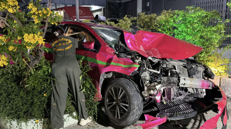 แท็กซี่ชนท้ายกระบะ พุ่งปีนฟุตบาทอัดต้นไม้ คนขับแท็กซี่เจ็บติดคาซากรถ