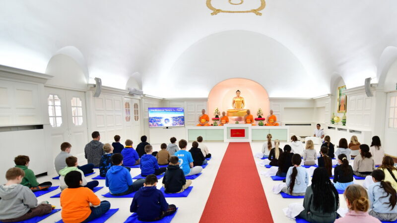 ปทุมธานี – นักเรียนต่างชาติเรียนรู้สมาธิค้นพบความสงบภายใน ณ วัดพระธรรมกายคอร์ซัวร์ ลุสท์สโกว