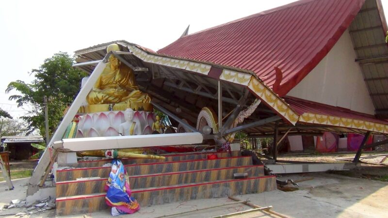 มุกดาหาร – พายุฤดูร้อนพัดถล่ม บ้านเรือนราษฎรพังเสียหาย กว่า 20 หลังคาเรือน