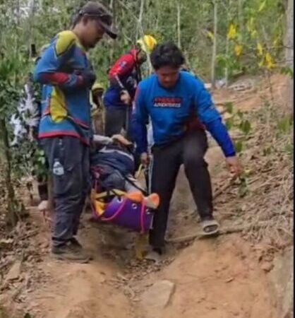 กู้ภัยฯ เดินเท้าฝ่าเขา 4 กม. หลาย ชม. ช่วยต่างชาติขี่วิบาก พลาดท่าล้มขาหักกลางป่า