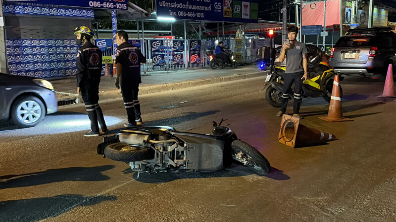 หนุ่มเมาขี่มอไซค์ชนแผงกั้นจราจรติดไฟเตือน จุดงานนำสายไฟลงดิน เจ็บ