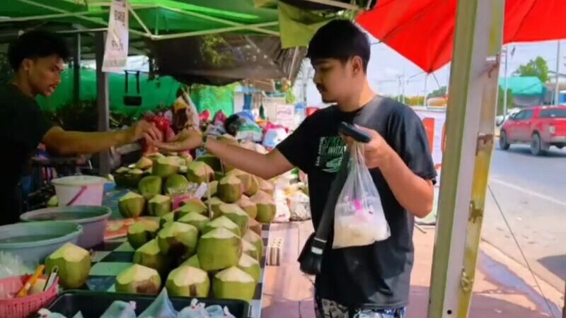 อ่างทอง – อากาศร้อนจัดดันยอดขายพุ่งมะพร้าวน้ำหอมลูกละ10บาทขายดี