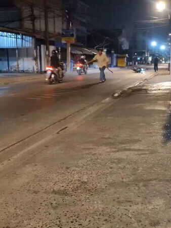 หนุ่ม 17 ปี ถูกกลุ่มวัยรุ่นใช้มีดดาบไล่ฟันได้รับบาดเจ็บในวันเกิด ขณะขี่รถมอไซค์ไปส่งเพื่อน