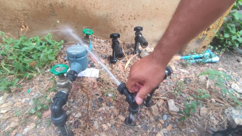 ปทุมธานี – โจรลักมิเตอร์น้ำอาละวาดหนักควงค้อนบุกทุบช่วงตี1กล้องวงจรปิดจับภาพได้