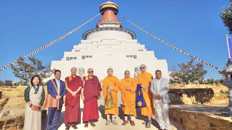 ปทุมธานี – พระธรรมทูตไทยปาฐกถาเวทีสัมมนาสันติภาพโลกเริ่มที่ใจ บนเวทีนานาชาติฉลอง 90 ปีองค์ดาไลลามะ
