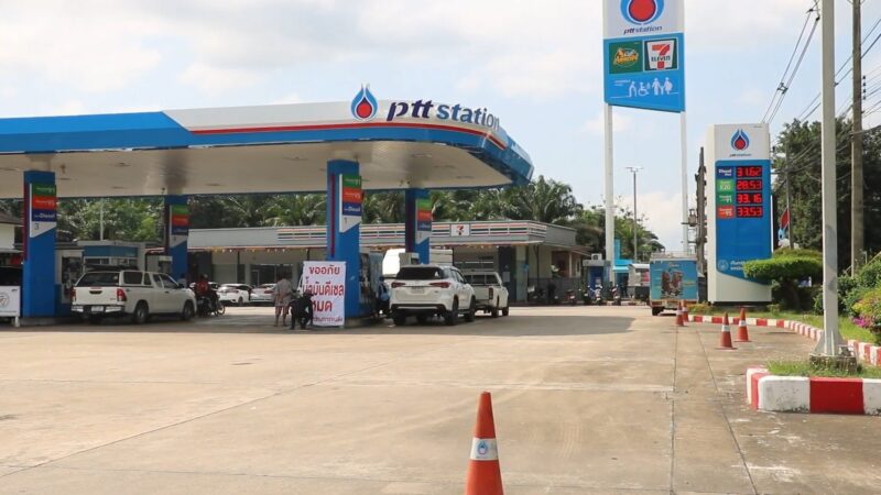 ชุมพร-ชุมพรยังวิกฤตน้ำมันขาดแคลนปชช.เข็นรถเข้าปั๊มบางแห่งลดจำนวนพนักงาน-เปิดเฉพาะช่วงกลางวัน
