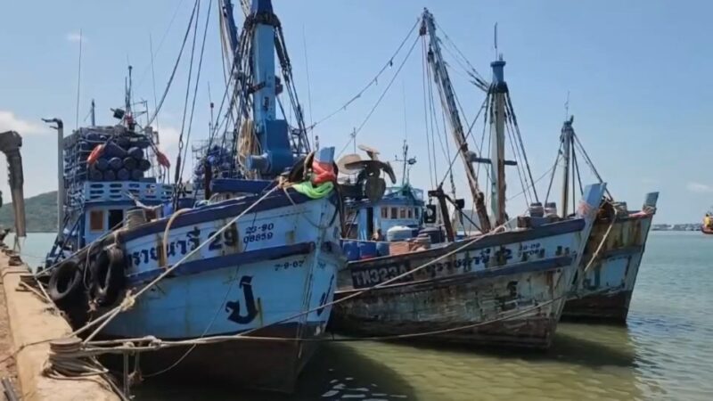 ตังเกจะตกงานเพียบ เรือประมงสงขลากว่า 200 ลำ- ปัตตานี 1,000 ลำ เตรียมจอดหลังราคาน้ำมันเขียวขยับสูงขึ้นมากกว่า 119% คาดอาหารทะเลเมียนมา จ่อทะลักเข้าไทย