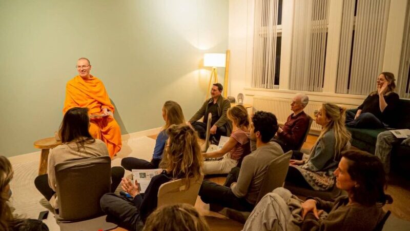 ปทุมธานี – พระธรรมทูตวัดพระธรรมกายจัดปฏิบัติธรรมนั่งสมาธิแก่ชาวเนเธอร์แลนด์