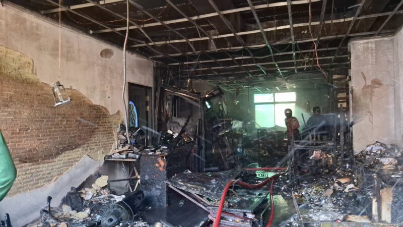 เพลิงไหม้บ้านหรูย่านบางมด คาดไฟฟ้าลัดวงจร เสียหายกว่า 30 ตร.ม. ไร้เจ็บ-เสียชีวิต