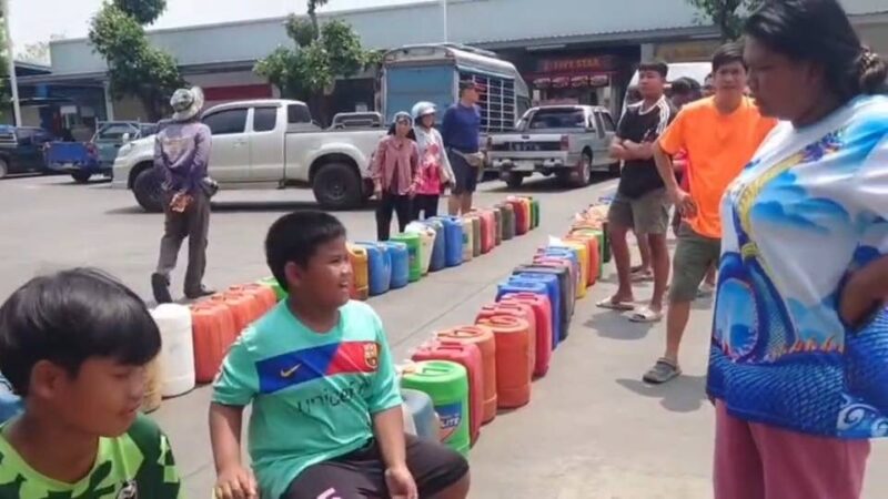 ร้อยเอ็ด ชาวบ้านแห่ขับรถต่อคิวยาวเหยียดหลายกิโลเพื่อเติมน้ำมัน