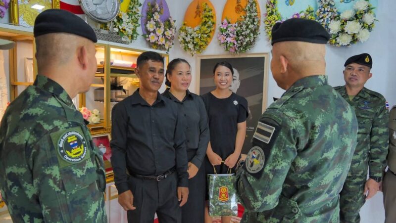 มทภ.2 เยี่ยมครอบครัว วีรบุรุษทหารกล้า ผู้เสียชีวิตขณะปฏิบัติหน้าที่ปกป้องอธิปไตยชายแดนไทย–กัมพูชา ในพื้นที่จังหวัดขอนแก่น