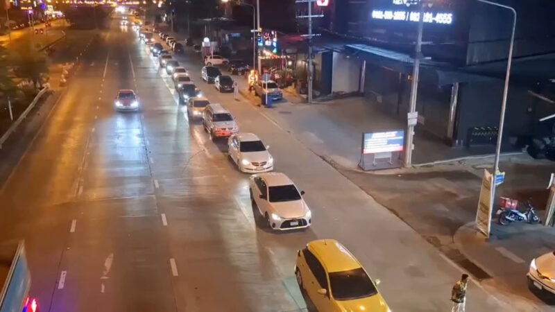 สมุทรปราการ – ชาวบ้านแห่ต่อคิวเติมน้ำมันก่อนปรับขึ้นราคา