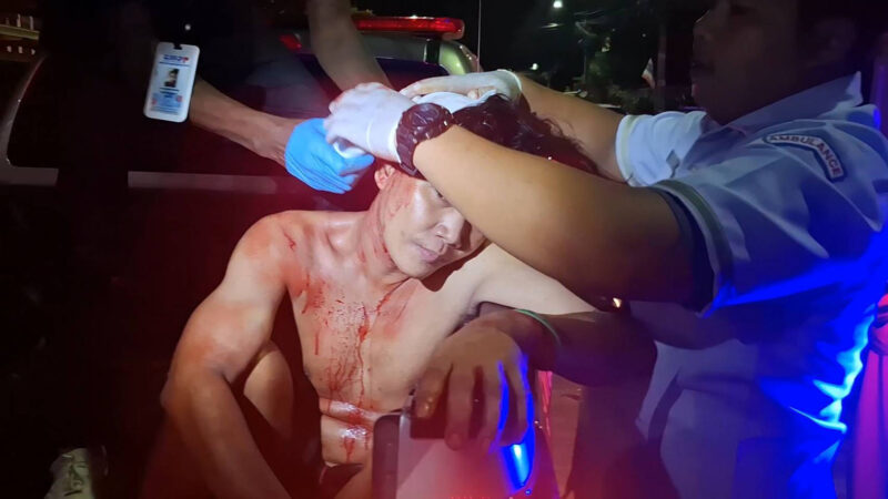 หนุ่มพม่าเมาหลอน คว้ามีดปาดคอและแทงเมียบาดเจ็บ วิ่งหนีตกบันไดหัวแตก